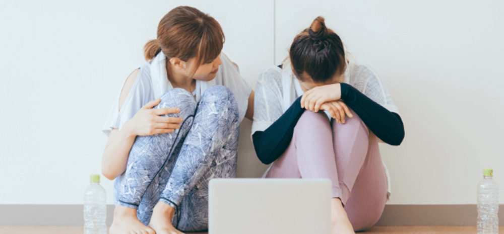 苦しそうにしている女性の画像