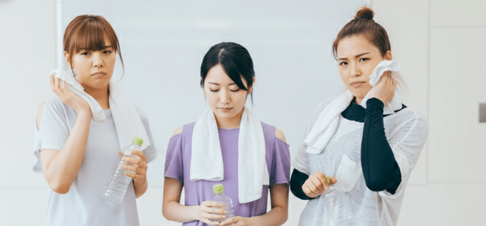 苦しそうにしている女性の画像