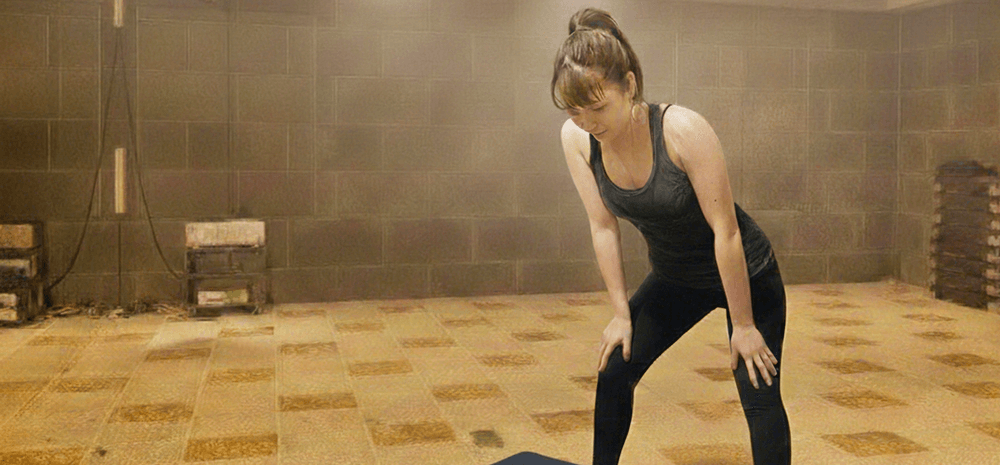 苦しそうにしている女性の画像