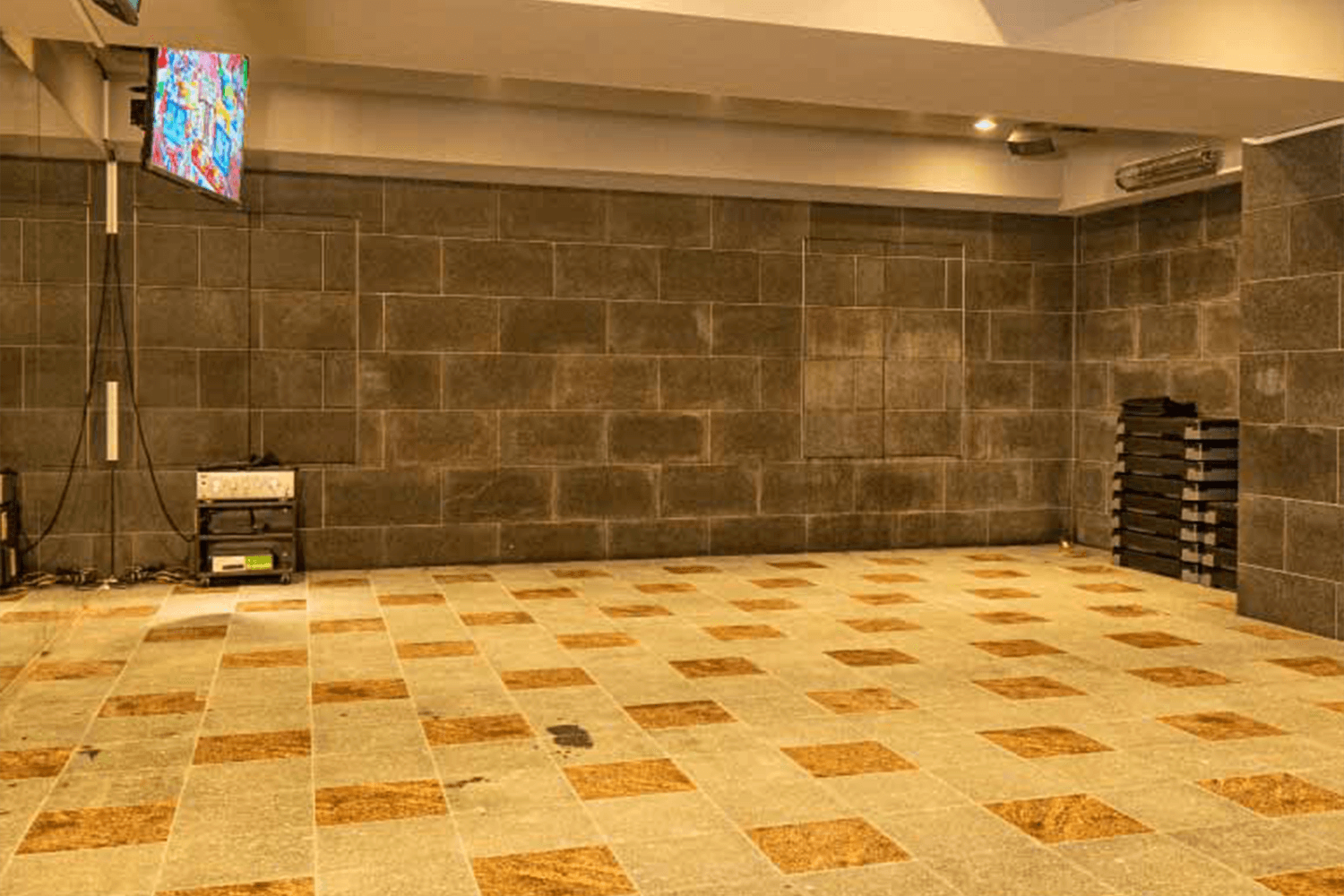 女性トレーナーがマッサージをしている画像