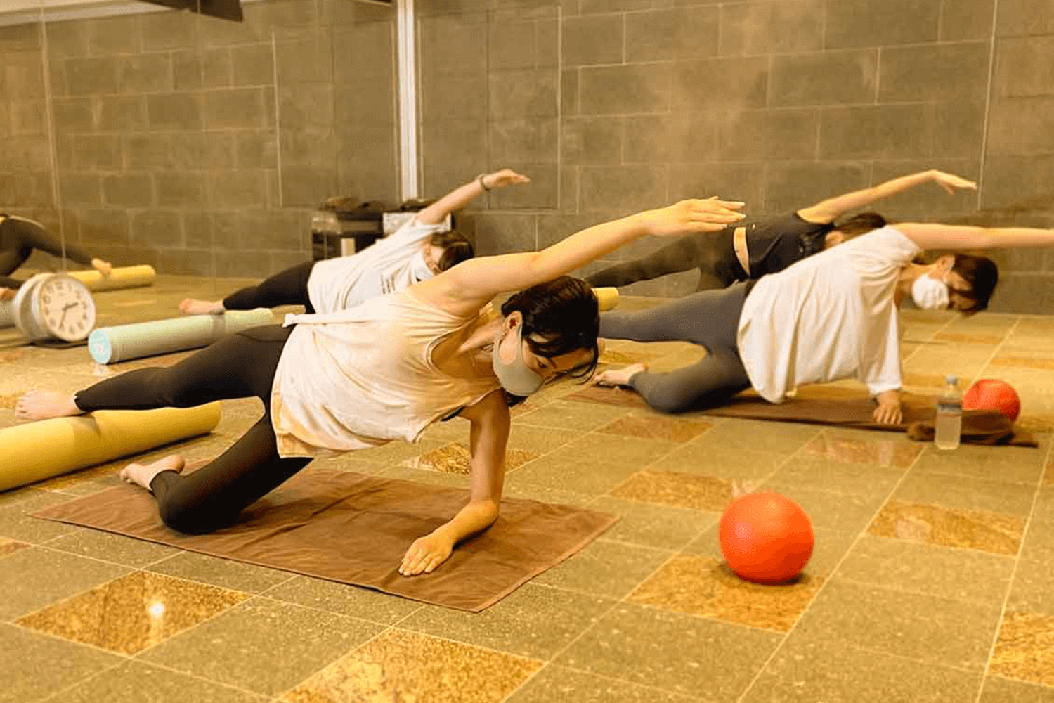 女性のがポーズを決めている画像