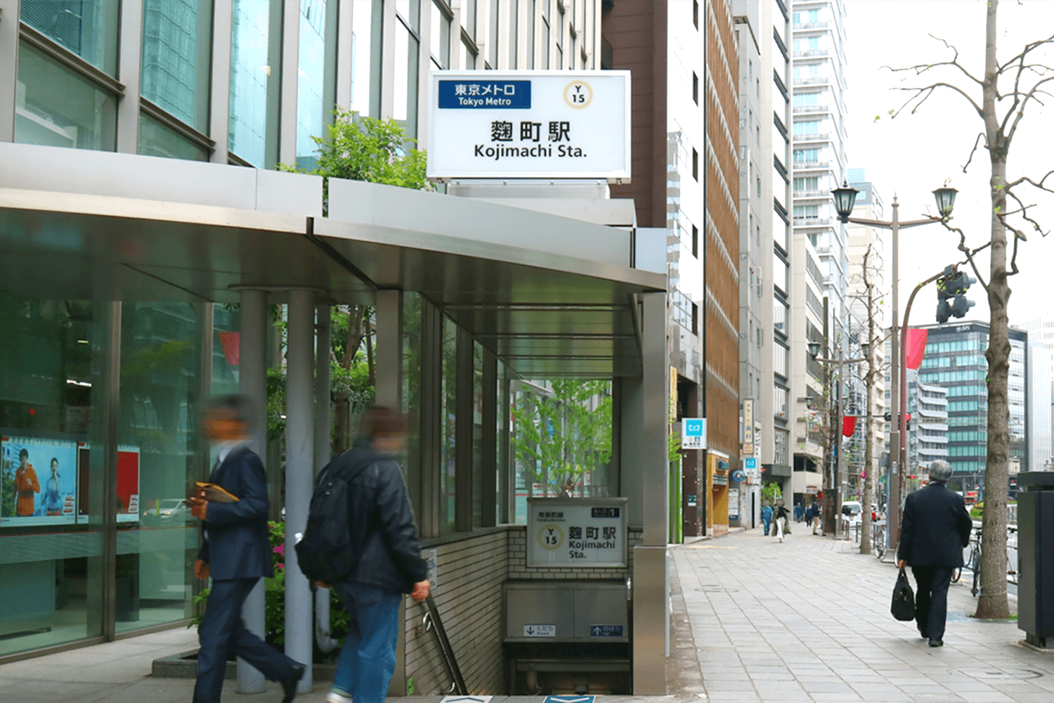 女性のがポーズを決めている画像